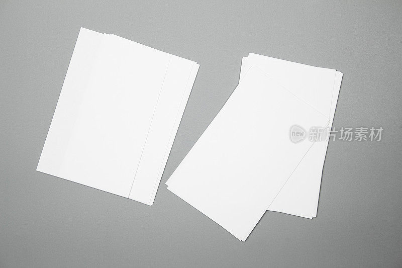 空白肖像模型纸。小册子杂志孤立在灰色上，多变的背景/白纸孤立在灰色上